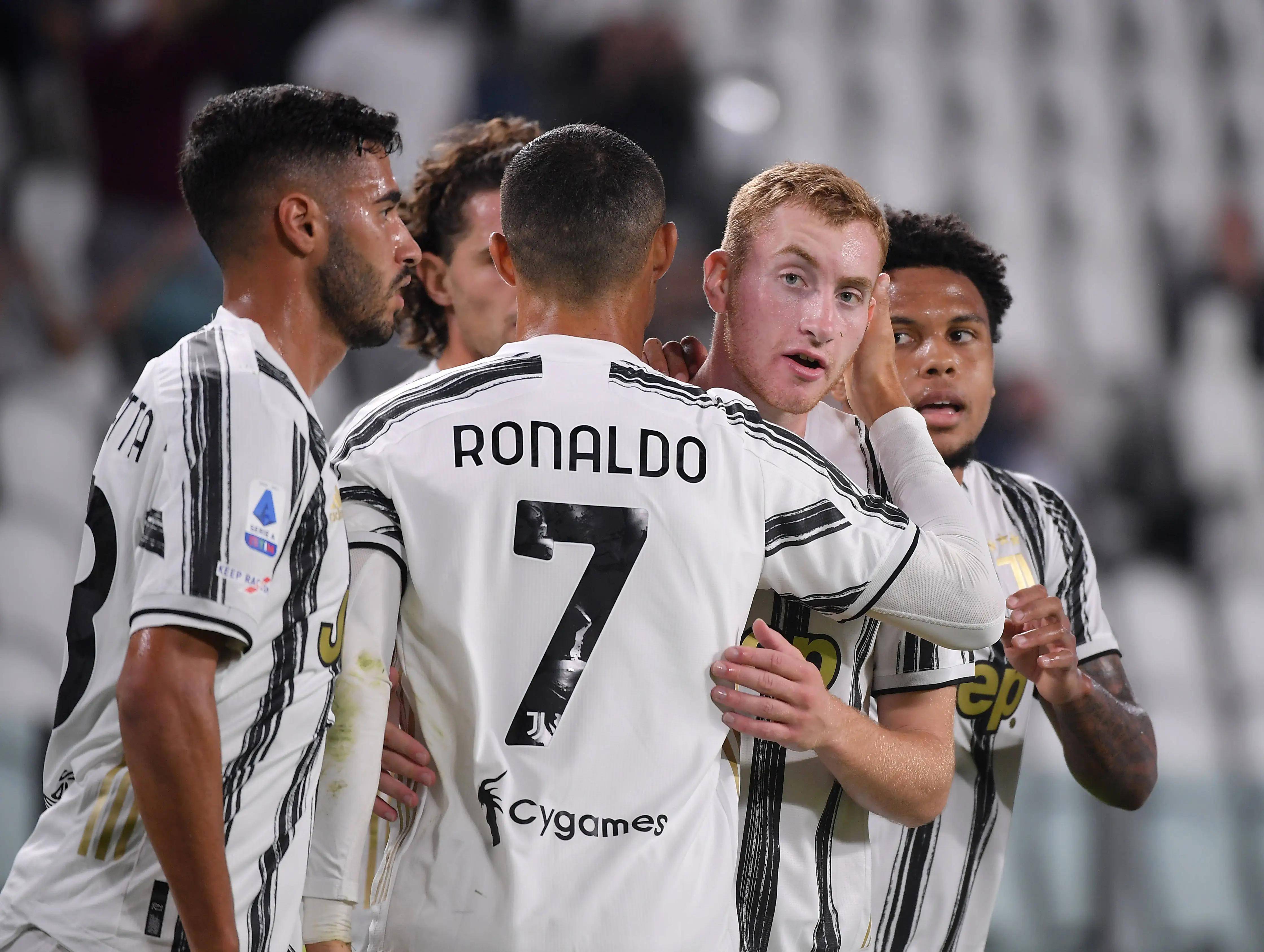 赛后意甲焦点战，迈阿密热火绝杀压哨，引发热议，更衣室氛围转暖(球迷冲进场拥抱梅西事件评论)