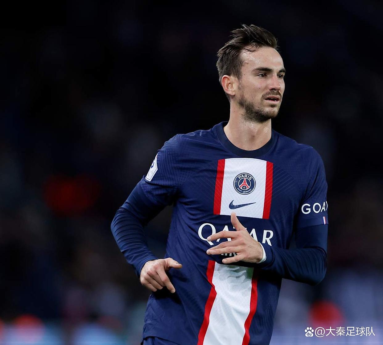 关于法甲赛程吃紧；巴黎圣日耳曼关键时刻外线爆发；赛场秩序良好；团队化学反应显著的信息